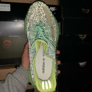 Yeezy 350 v2 yeezreel